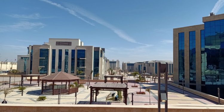 وزير التعليم العالي يستعرض تقريرًا حول متابعة أعمال البنية المعلوماتية بجامعة الجلالة