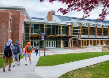 كلية يونغ هاريس تقدم منحة لطلاب البكالوريوس في الولايات المتحدة الأمريكية