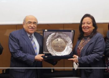 مصطفى الفقي يكرم أسرة ثروت عكاشة في مكتبة الإسكندرية