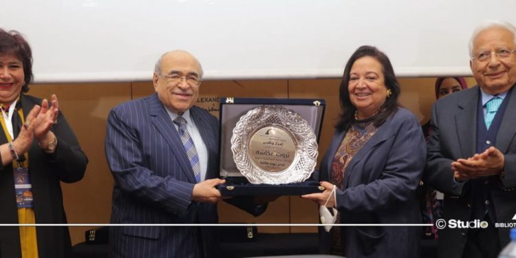 مصطفى الفقي يكرم أسرة ثروت عكاشة في مكتبة الإسكندرية