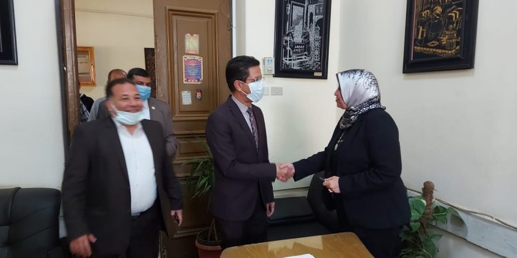 رئيس جامعة بنها يتفقد إدارات العمل و يهنئ العاملين بحلول شهر رمضان