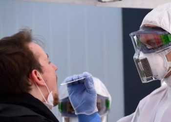 متعافون يتعمدون الإصابة بكورونا".. القصة الكاملة لتجربة التحدي ببريطانيا