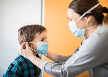 دراسة جديدة تكشف علاقة تلقي الآباء للقاح وتوفير الحماية للأطفال من كورونا