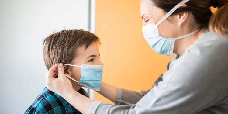 دراسة جديدة تكشف علاقة تلقي الآباء للقاح وتوفير الحماية للأطفال من كورونا