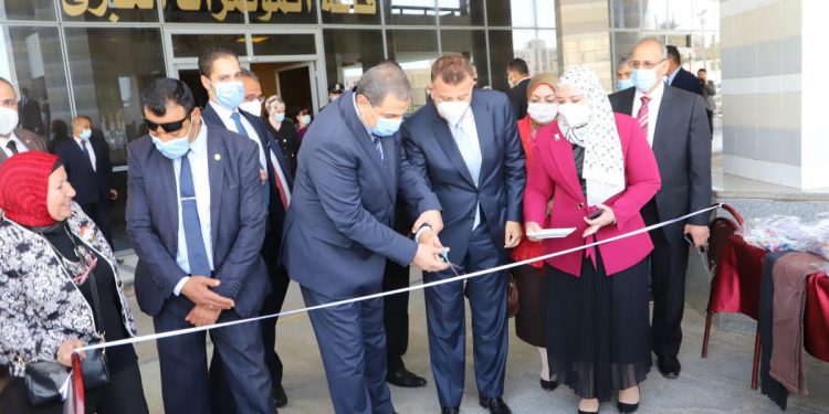 وزير القوي العاملة يفتتح المعرض الخيري بجامعة عين شمس 