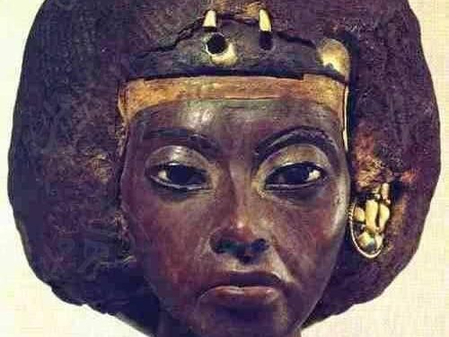 زوجة ملك وأم ملك وجدة ملك.. فمن هي الملكة "تي"؟