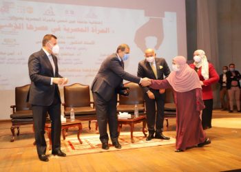 في احتفالية بجامعة عين شمس.."سعفان" و"المتيني" يكرمان 10 سيدات مثاليات