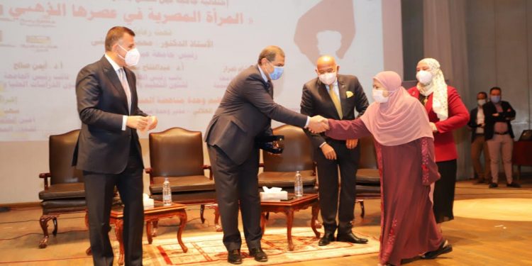 في احتفالية بجامعة عين شمس.."سعفان" و"المتيني" يكرمان 10 سيدات مثاليات