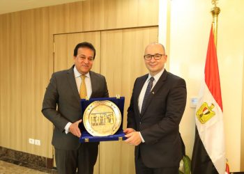 وزير التعليم العالي يبحث فتح أفرع جديدة للجامعات الكندية في مصر