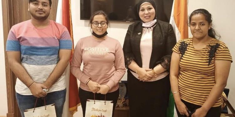 التعليم العالي تكرم 3 طلاب من الهند حصلوا علي منح دراسية