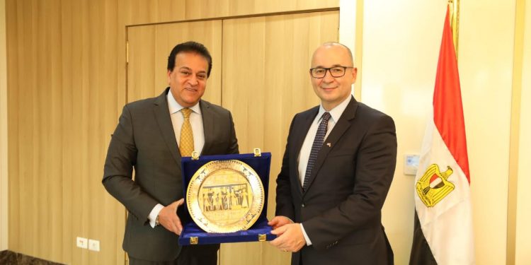 وزير التعليم العالي يبحث فتح أفرع جديدة للجامعات الكندية في مصر