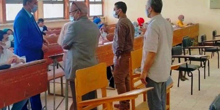 عميد معهد البحوث والدراسات الإفريقية بأسوان يتفقد امتحانات طلاب الماجستير