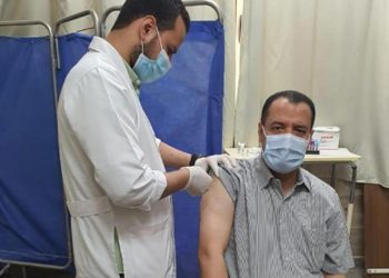 "غريب"يدعو طلاب جامعة أسيوط للحصول على لقاح كورونا