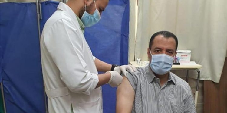 "غريب"يدعو طلاب جامعة أسيوط للحصول على لقاح كورونا