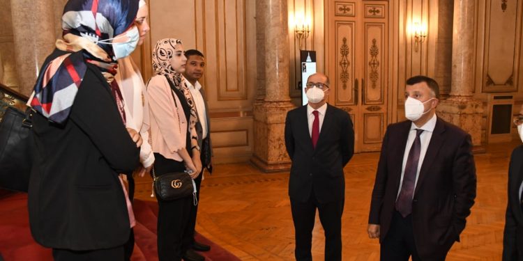 رئيس جامعة عين شمس يلتقي الباحثين الفائقين الحاصلين على منحة وزارة التضامن الاجتماعي