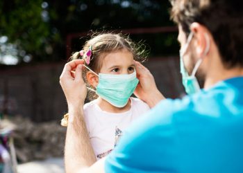في هذه الحالات.. مركز مكافحة الأمراض الأمريكي ينصح بعدم ارتداء الأطفال للكمامة