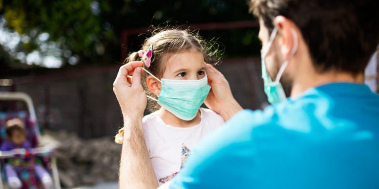 في هذه الحالات.. مركز مكافحة الأمراض الأمريكي ينصح بعدم ارتداء الأطفال للكمامة