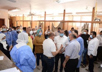 رئيس جامعة أسيوط يزور الأطقم الطبية بالمستشفيات الجامعية