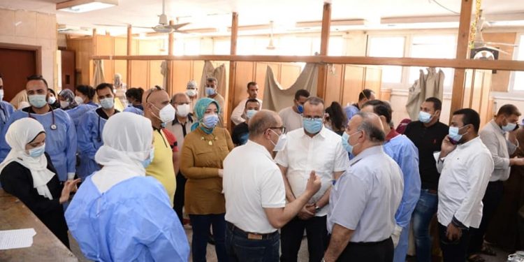 رئيس جامعة أسيوط يزور الأطقم الطبية بالمستشفيات الجامعية