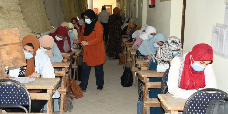 كلية بنات عين شمس تبدأ الامتحانات في إجراءات احترازية مشددة