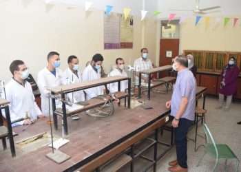 جامعة سوهاج تستأنف الدراسة.. و "عزيز" يتفقد كلية العلوم