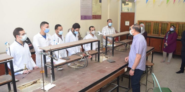 جامعة سوهاج تستأنف الدراسة.. و "عزيز" يتفقد كلية العلوم