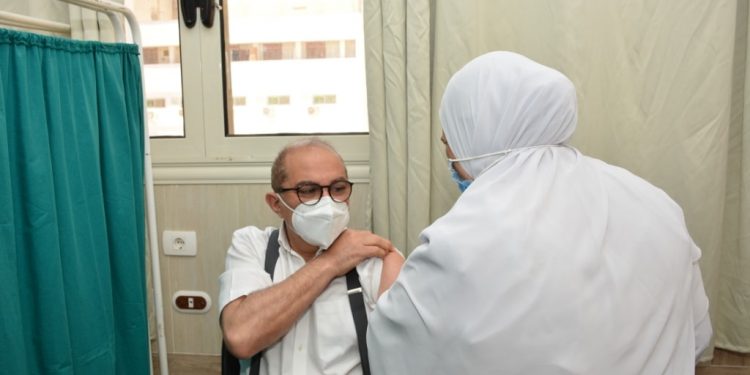 رئيس جامعة أسيوط يزور مقرات التطعيم باللقاح المضاد لفيروس كورونا