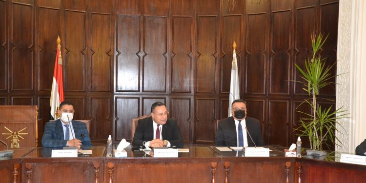 جامعة الإسكندرية تناقش التحول الرقمي مع وفد "الأعلى للجامعات"