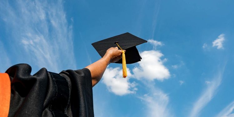 منح الجامعات في 24 ساعة.. فرص دراسية ومسابقات للطلاب والباحثين