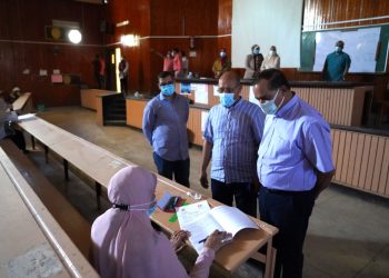 رئيس جامعة سوهاج يتفقد امتحانات الدراسات العليا بطب بشري