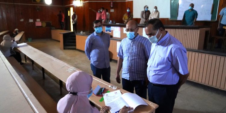 رئيس جامعة سوهاج يتفقد امتحانات الدراسات العليا بطب بشري