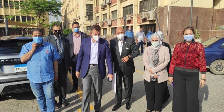 رئيس جامعة عين شمس يتفقد كلية الآداب|صور