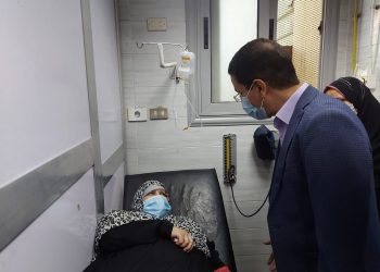 أجرى الدكتور  ناصر الجيزاوى ، القائم بأعمال رئيس جامعة بنها، في ثاني أيام عيد الفطر المبارك، جولة تفقدية داخل المستشفيات الجامعية، اطمأن خلالها على سير العمل والخدمة الصحية المقدمة للمرضى وتقديم التهنئة لهم احتفالا بالعيد.