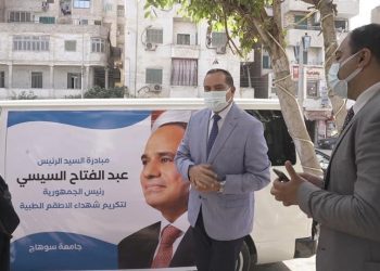 رئيس جامعة سوهاج يسلم هدية الرئيس السيسي لأسر شهداء الأطقم الطبية