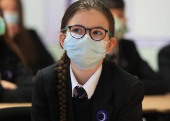 خطة المدارس البريطانية للاستغناء عن كمامات الوجه