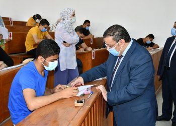 رئيس جامعة القناة يتابع سير الامتحانات داخل اللجان