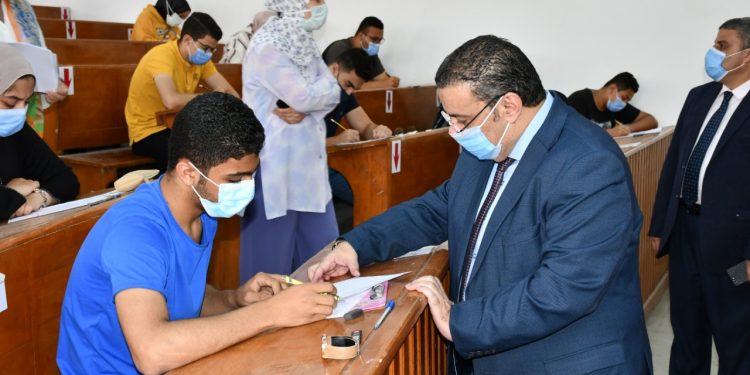 رئيس جامعة القناة يتابع سير الامتحانات داخل اللجان