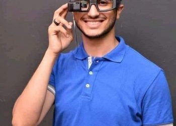 "تترجم الصوت ولغة الإشارة".. شاب مصري يخترع نظارة للصم والبكم