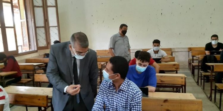 طلاب الثانوية العامة 2023: سهولة الاقتصاد والإحصاء اليوم وشكاوى من تأخر تسليم الأوراق