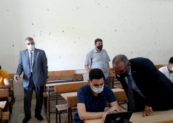 الجيار يتفقد الامتحانات التجريبية لطلاب الثانوية ويستمع لشكوى الطلاب (صور)