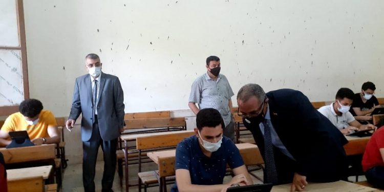 الجيار يتفقد الامتحانات التجريبية لطلاب الثانوية ويستمع لشكوى الطلاب (صور)
