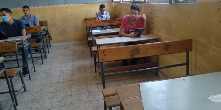 أمهات مصر: شكاوى من ضيق الوقت وصعوبة الأسئلة وعدم تعريب الجيولوجيا بتجريبي الثانوية