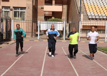 قبل ساعات العمل.. رئيس جامعة المنوفية يمارس الرياضة في إستاد الجامعة