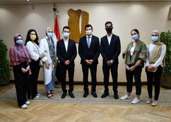 وزير الشباب والرياضة يدعم طلاب الإعلام في مشاريع تخرجهم