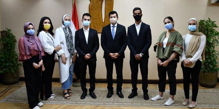 وزير الشباب والرياضة يدعم طلاب الإعلام في مشاريع تخرجهم