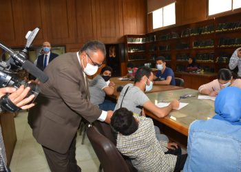 نائب رئيس جامعة عين شمس يتفقد لجان امتحانات كلية التجارة