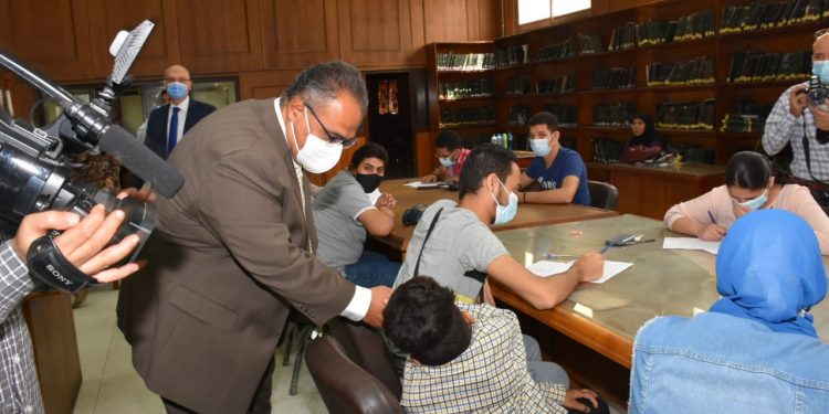 نائب رئيس جامعة عين شمس يتفقد لجان امتحانات كلية التجارة