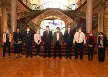 رئيس جامعة عين شمس يكرم 5 باحثين من الفائقين