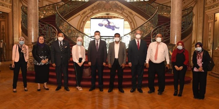 رئيس جامعة عين شمس يكرم 5 باحثين من الفائقين