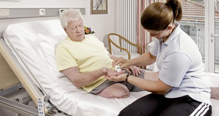 بعد شريف دسوقي.. تعرف على أسباب بتر الساق